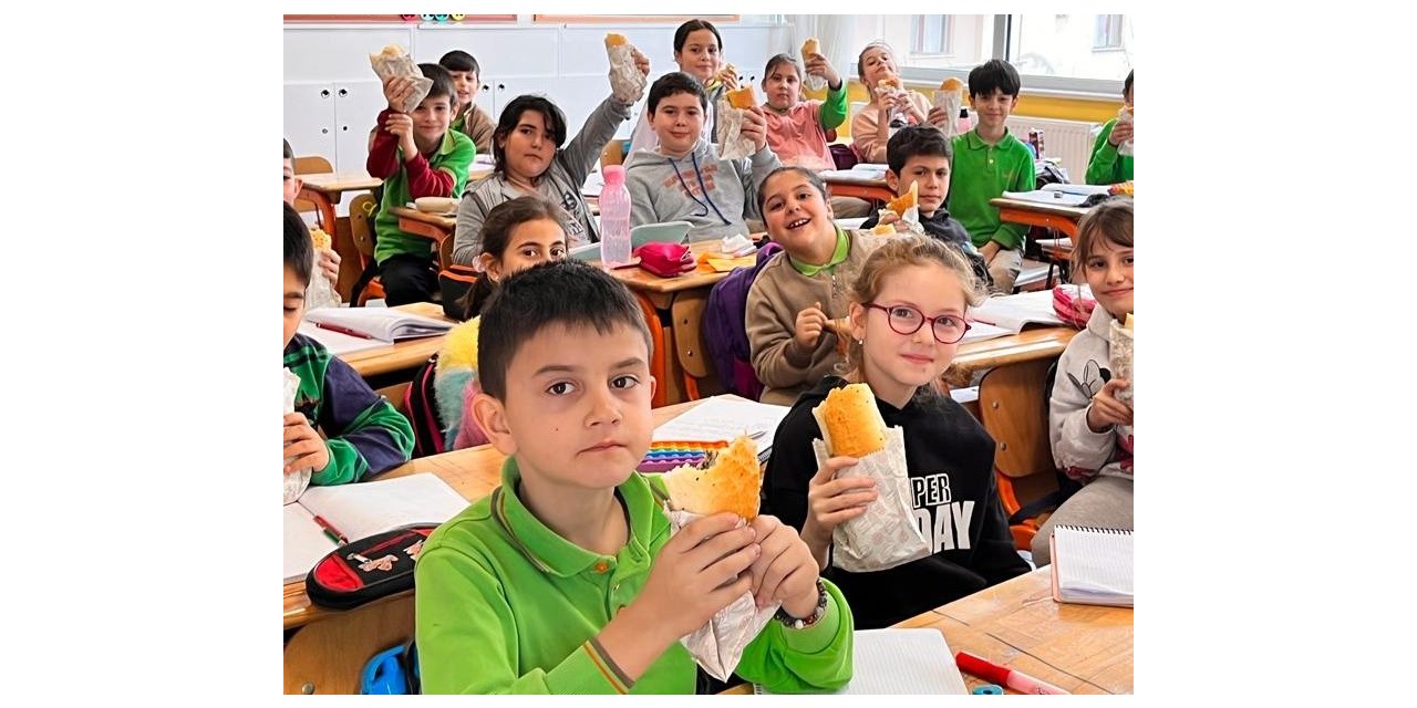 Anneler pişirdi, öğrenciler hamsi şenliği yaptı