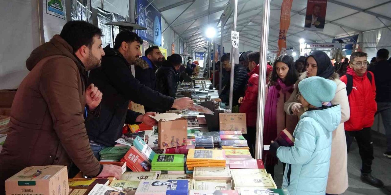 Kitap fuarında Kürtçe kitap standına yoğun ilgi