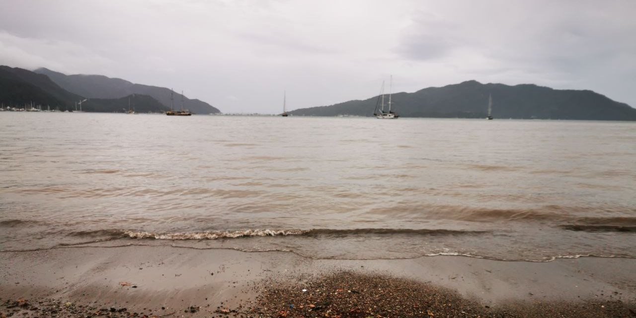 Marmaris’te denizin rengi kahverengiye döndü