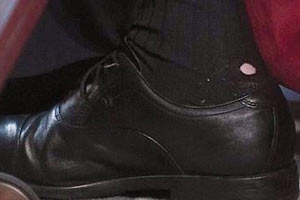 Başbakan'ın çorabı delik çıktı!