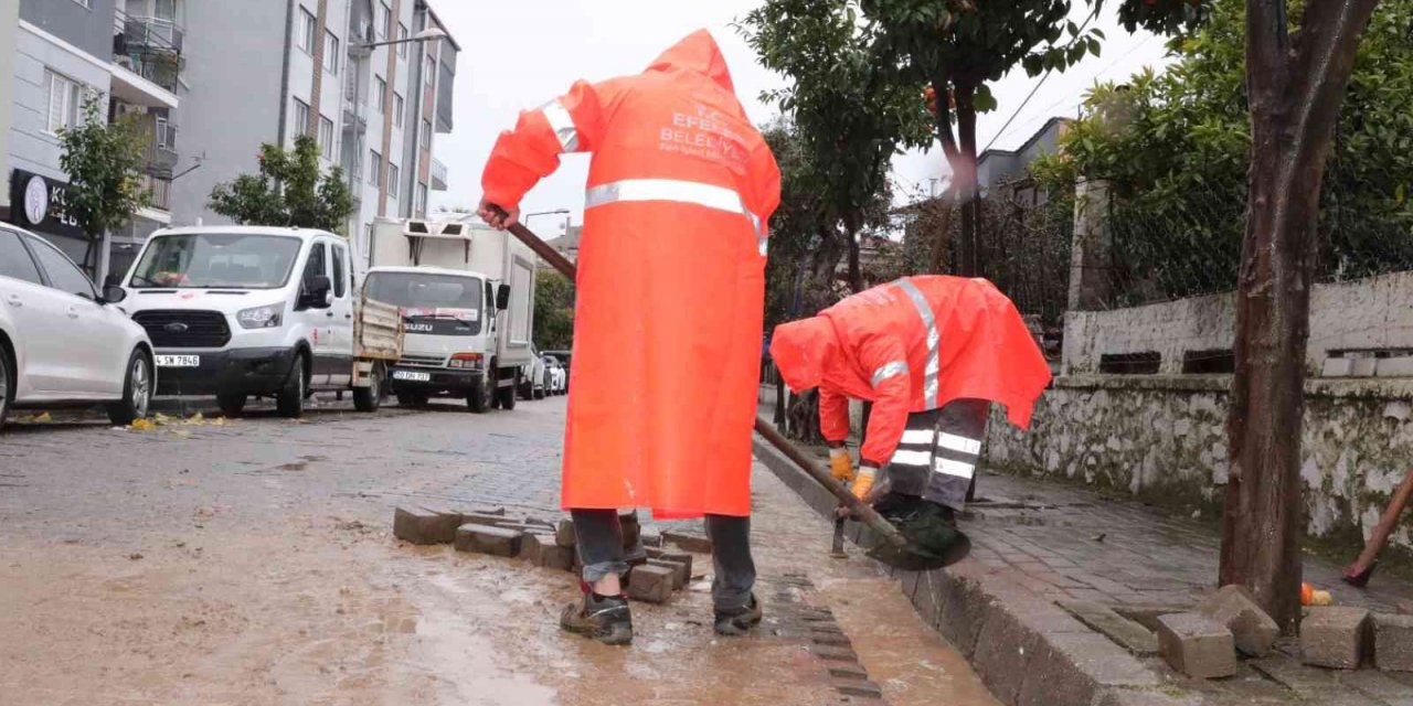 Efeler yoğun yağışta da çalışmalarını sürdürüyor
