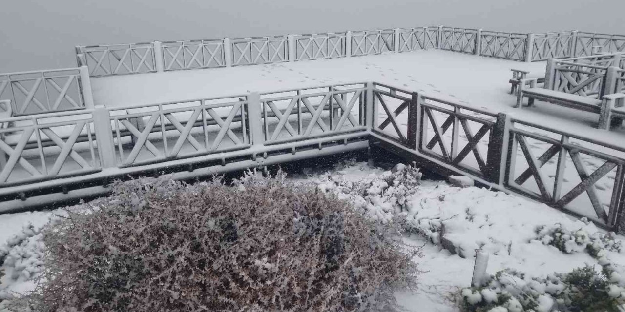 Spil Dağı Milli Parkı’na yılın ilk karı düştü
