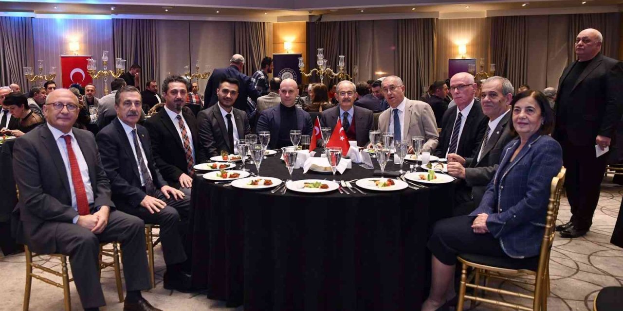 Belediye başkanları, milletvekilleri ve basın emekçileri ’10 Ocak Çalışan Gazeteciler Günü’ yemeğinde bir araya geldi