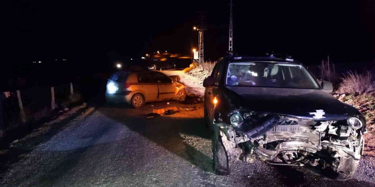 İki otomobil çarpıştı, 1 kişi yaralandı