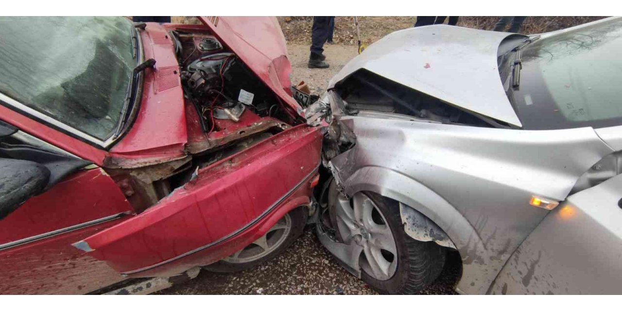 İki otomobil kafa kafaya çarpıştı: 4 yaralı