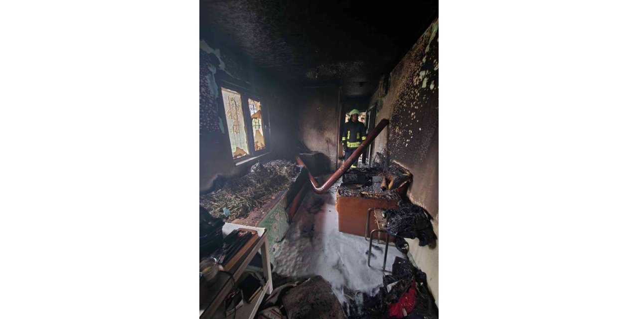 Sobadan çıkan yangında ev kullanılamaz hale geldi