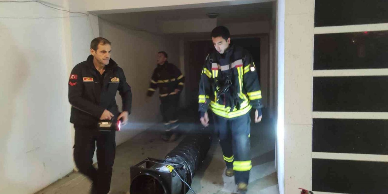 Apartmanın bodrum katında çıkan yangın korkuttu