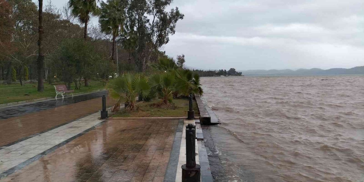 Köyceğiz beklediği yağmura kavuştu