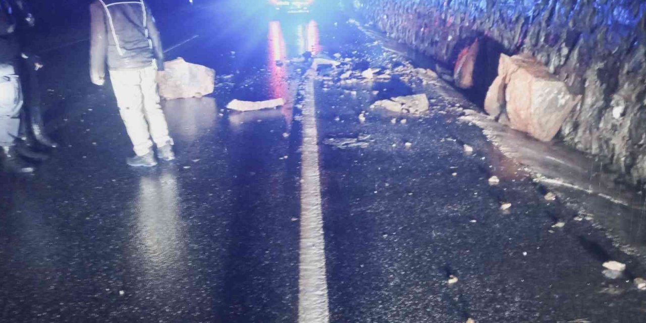 Sağanak yağışların etkisi ile yola kaya parçaları düştü