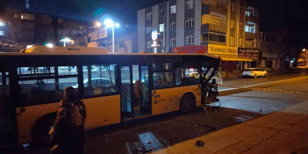 Ümraniye’de İETT otobüsü ile otomobil çarpıştı: 1’i ağır 5 yaralı