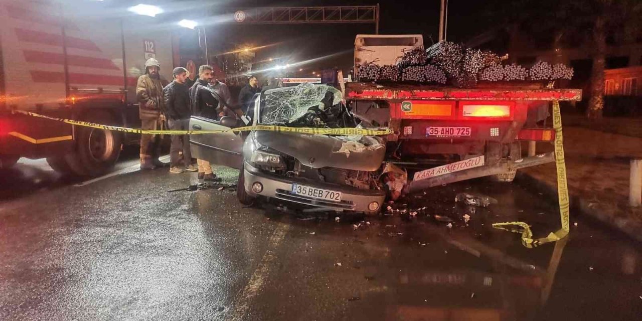 İzmir’de tıra çarpan otomobil hurdaya döndü! Engin Çınar hayatını kaybetti