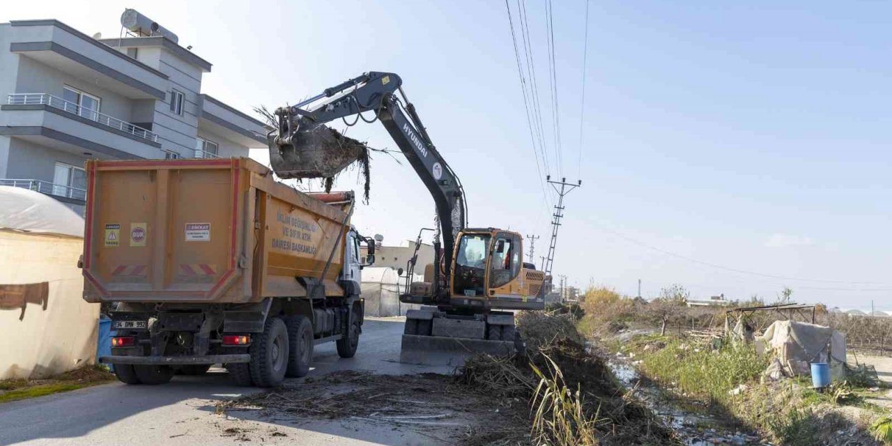 Mersin’de tehlike arz eden atıklar toplanıyor