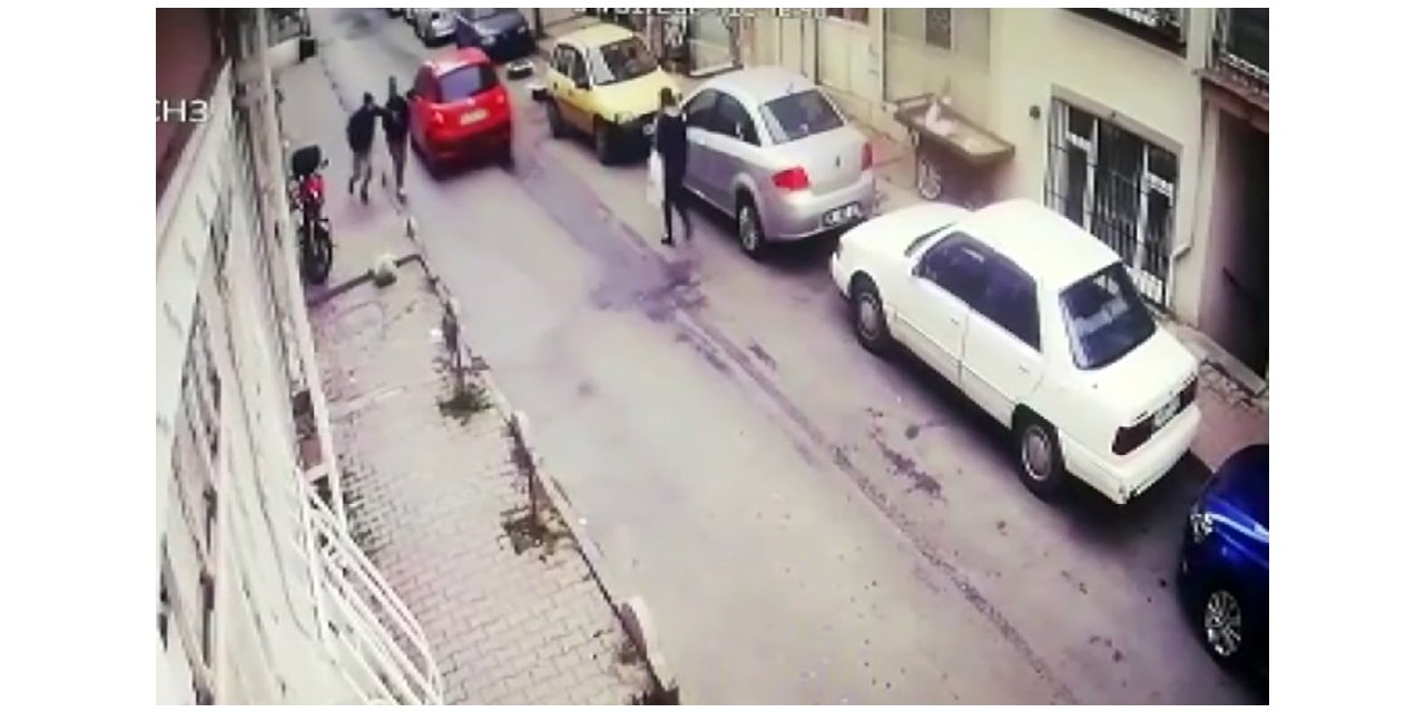 Yolda yürürken elindeki cep telefonunu kaptırdı