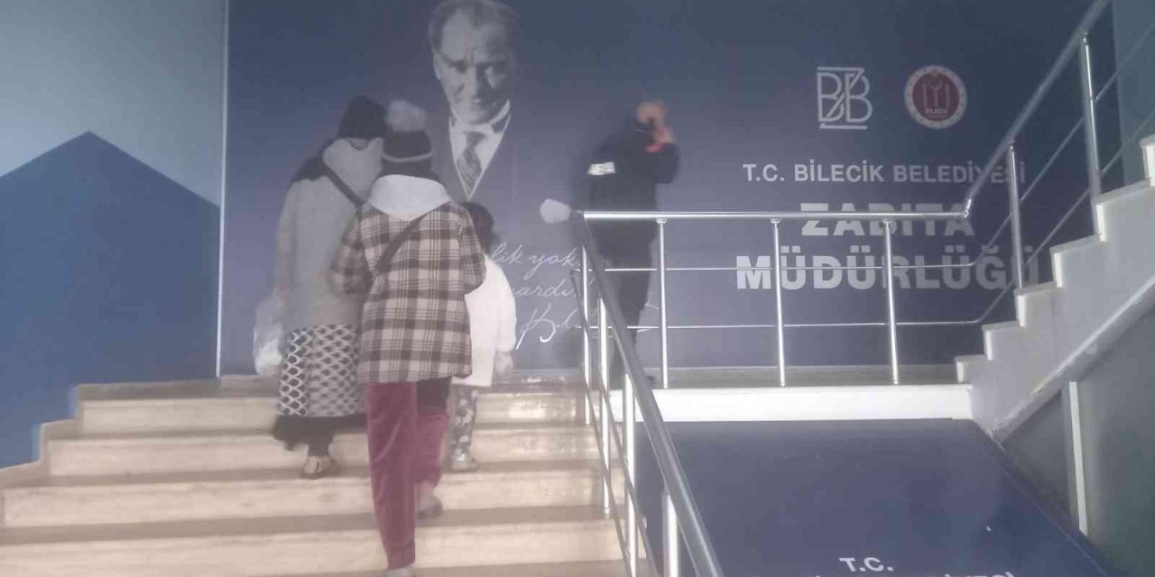 Bilecik’te çocuklarıyla dilenen kadın zabıta ekiplerince yakalandı