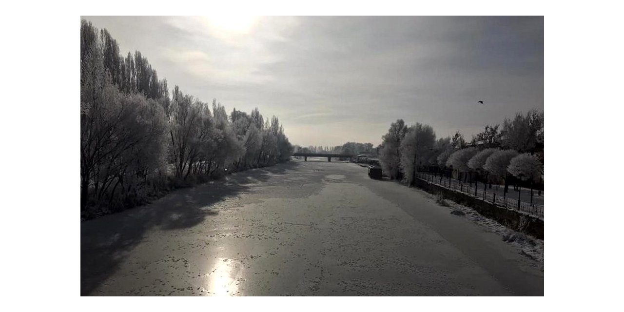 Soğuk hava Bayburt ve Erzincan’da akarsuları dondurdu