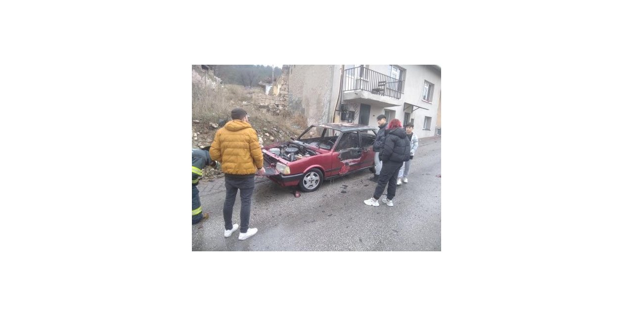 Park halindeyken alev alan araç kullanılamaz hale geldi