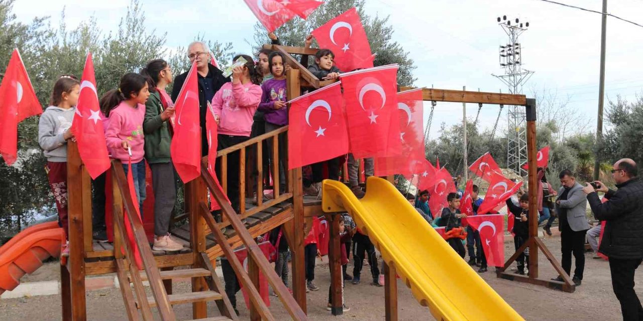 Çocuklar, parklarını yapan başkanı bayraklarla karşıladı