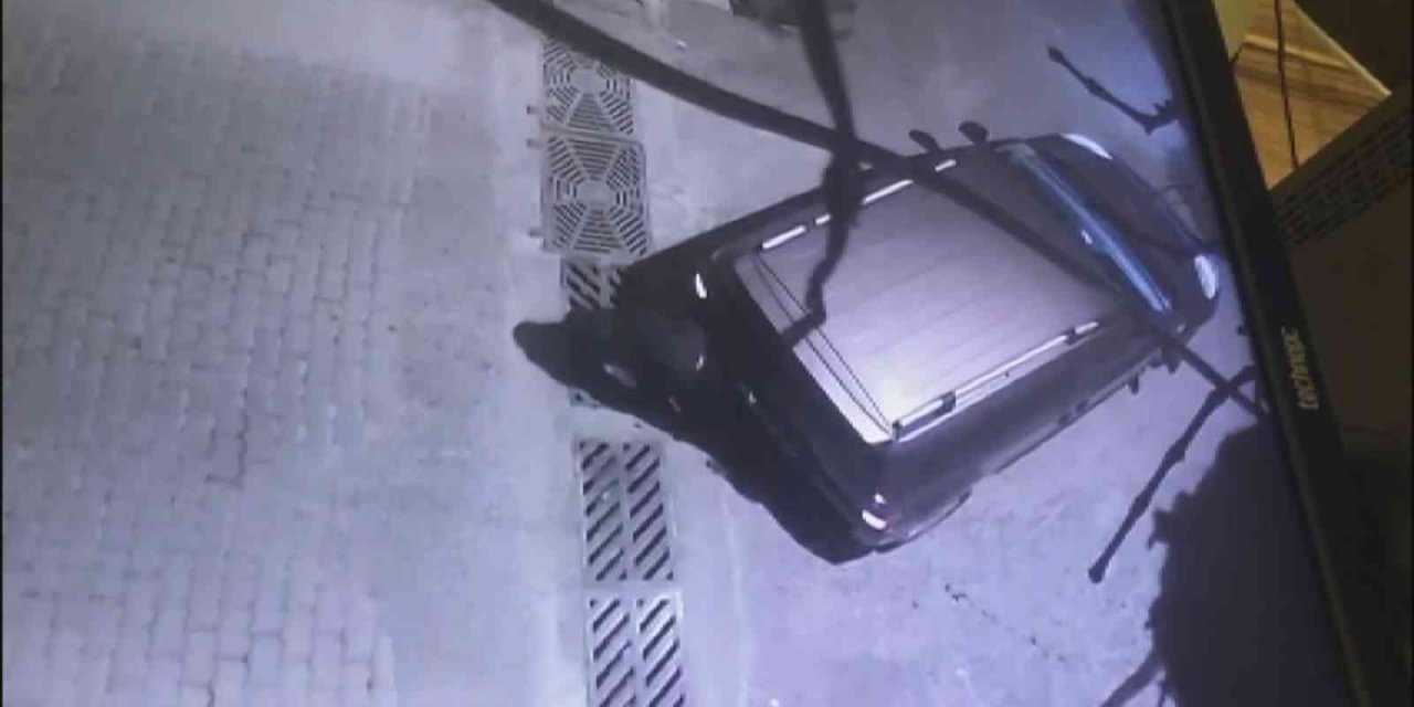 Otomobilli mazgal hırsızları kamerada