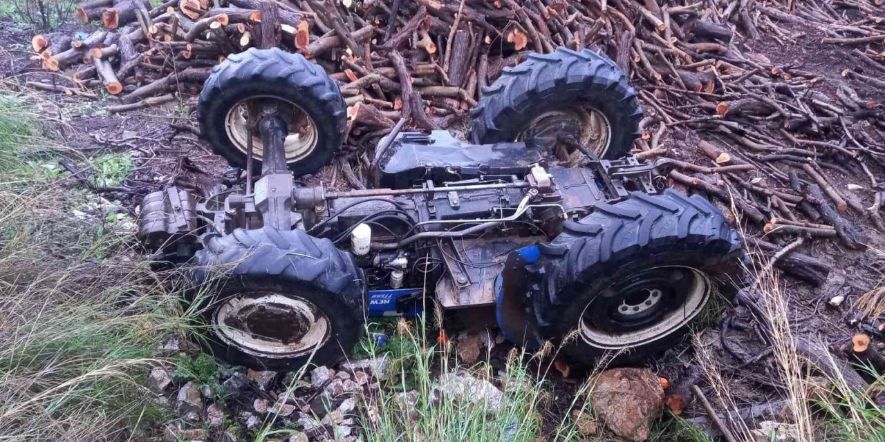 Devrilen traktörün altında kalan sürücü yaralandı