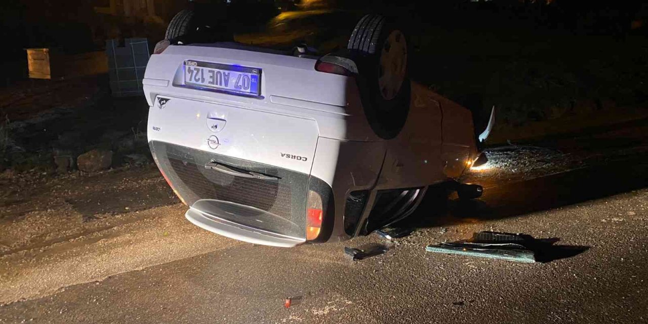 Gençlerin otomobille refüje çarpıp takla attığı anlar kamerada