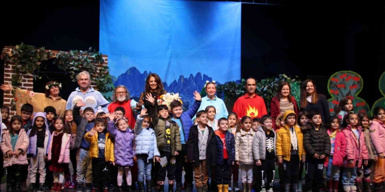 Aydın Büyükşehir Belediyesi Şehir Tiyatrosu çocuklar için perdelerini açtı