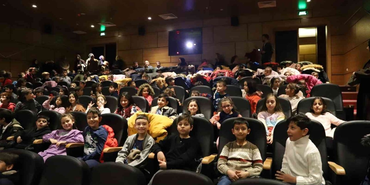 Öğrenciler karne tatili öncesinde sinemayla buluştu