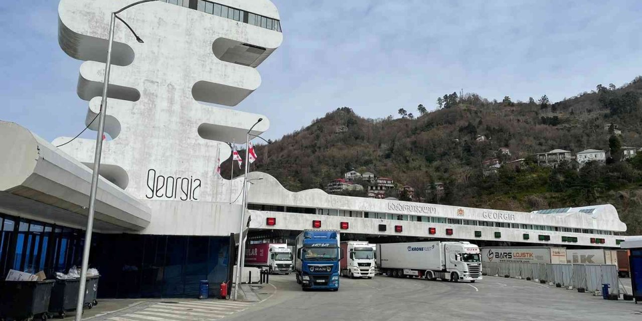 Sarp Sınır Kapısından geçtiğimiz yıl 5 milyon yolcu geçiş yaptı