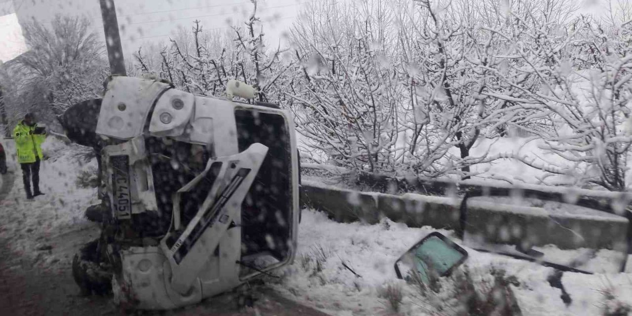 Antalya’da minibüs devrildi, 5 öğretmen ve 1 öğrenci yaralandı