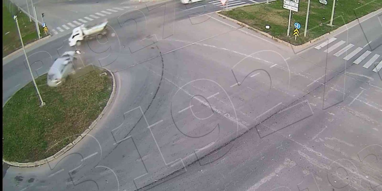 Kameralara yansıyan kaza görüntüleri yürekleri ağızlara getirdi