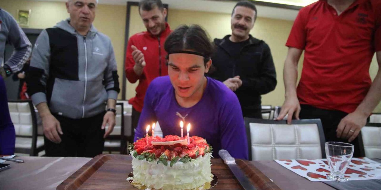 Sivasspor’da Charis Charisis’e sürpriz doğum günü
