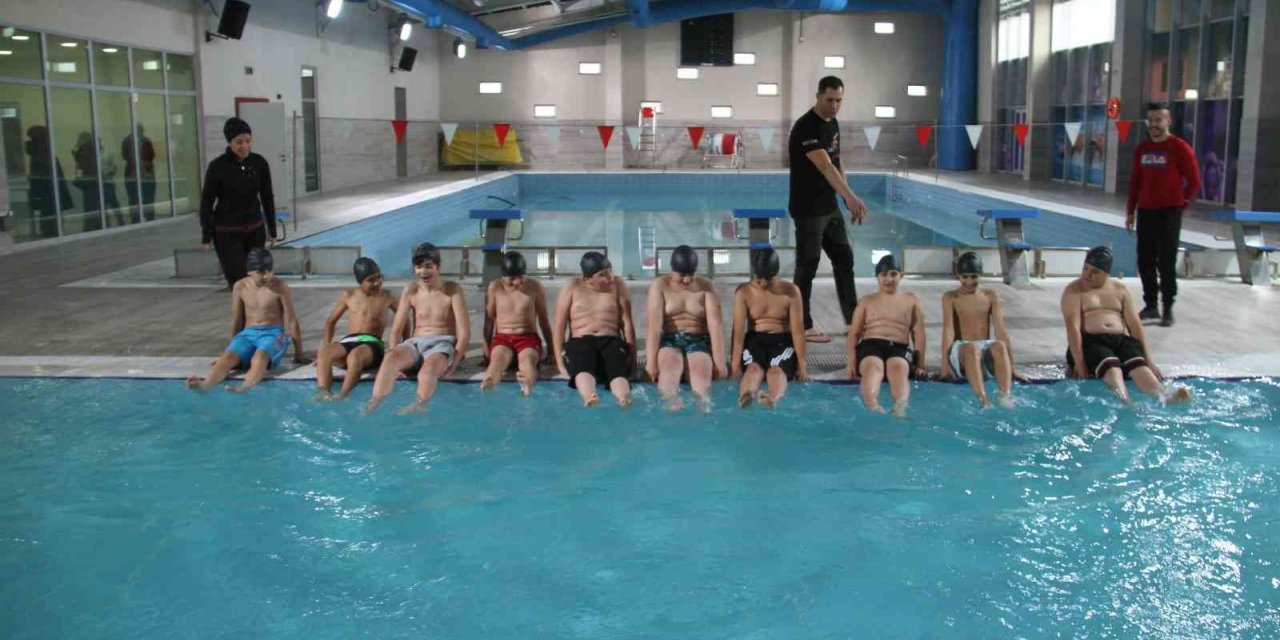 Konya Beyşehir’de yarı olimpik yüzme havuzu hizmete girdi! 7-14 yaş grubu öğrencilerden yoğun ilgi