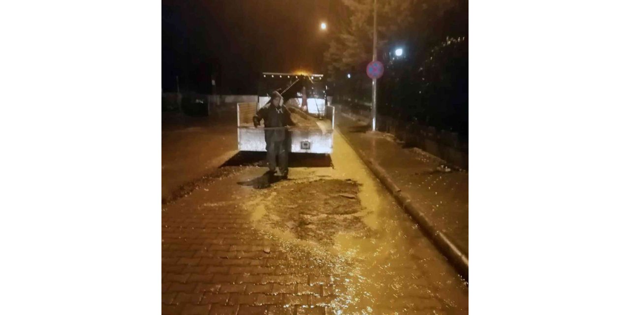 Yoğun yağışta Belediye ekiplerinden anında müdahale