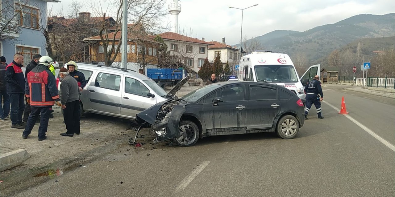 Otomobil park halindeki araca çarptı: 1 yaralı