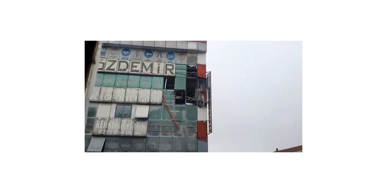 Bağcılar Yıldıztepe Mahallesi’nde bulunan bir tekstil atölyesinde patlama yaşandı. Olay yerine itfaiye ve sağlık ekipleri sevk edildi.