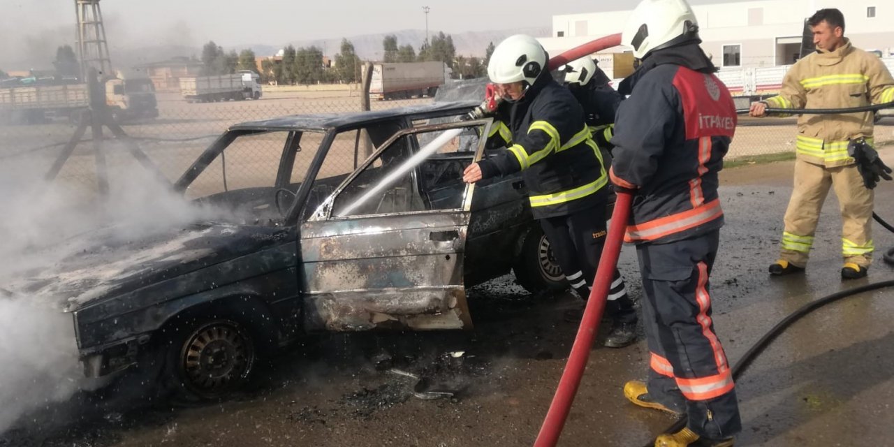 Mardin’de seyir halindeki otomobil alev alev yandı