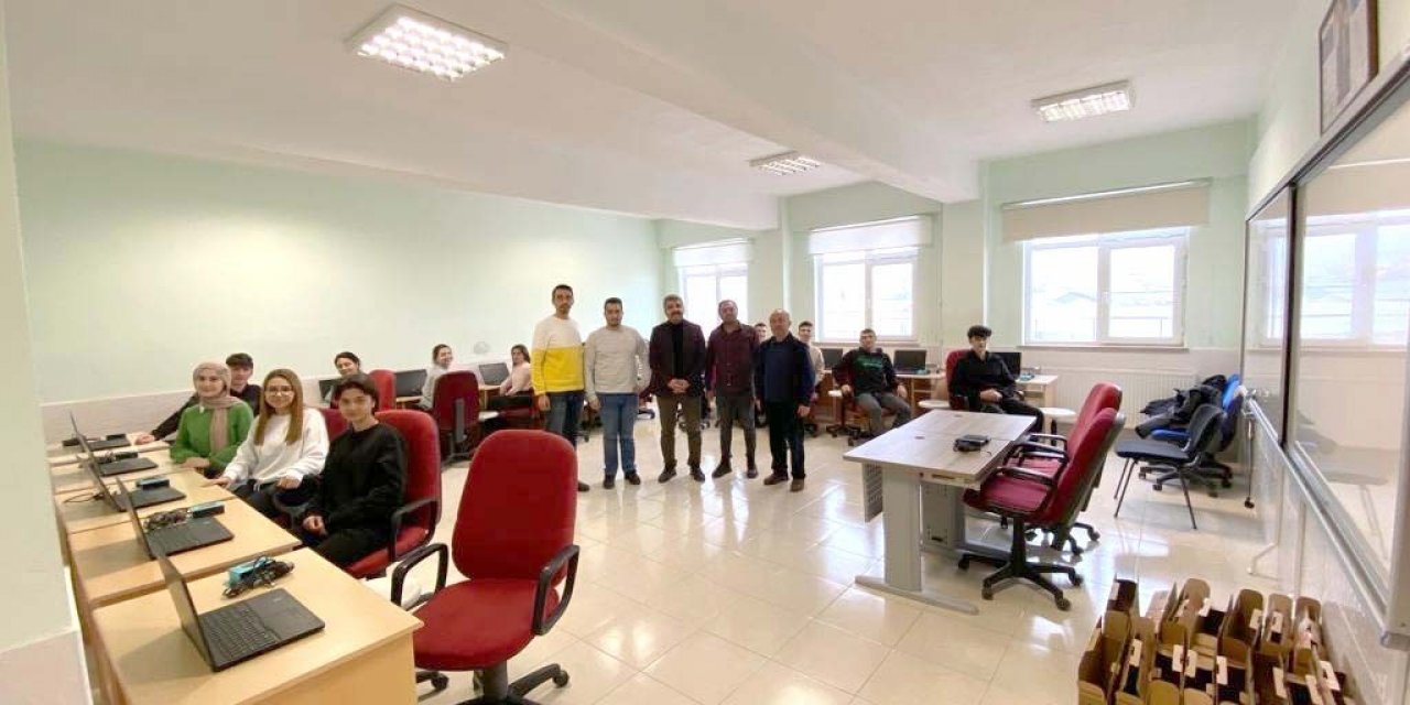 Hediye bilgisayarlar ile bilişim sınıfı kurdular