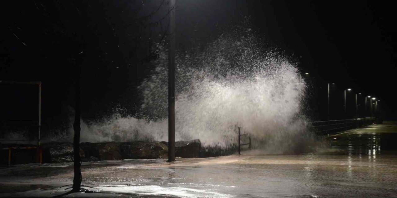 Karadeniz’de dalgalar korkuttu: İskeleye giriş kısıtlandı