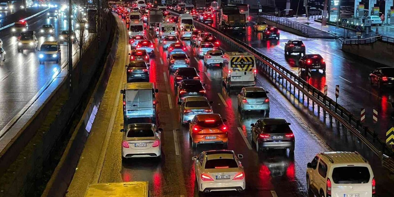 İstanbul’da haftanın son iş gününde trafik yoğunluğu yaşandı