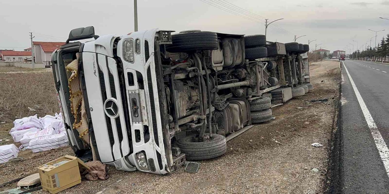 Tekstil malzemesi yüklü tır devrildi, 1 kişi yaralandı