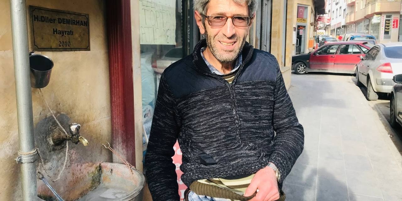 Bayburtlu vatandaşın soğuk havayla imtihanı: 5 kat kazak giyindi!