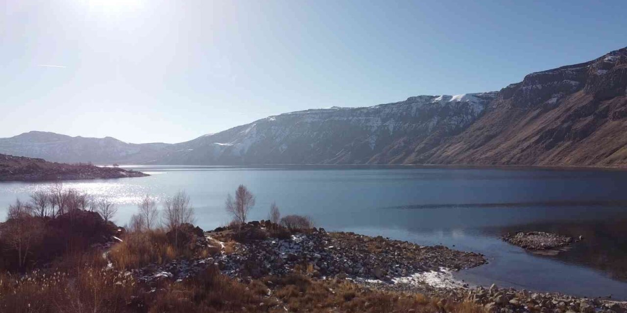 Nemrut Krater Gölü’nde iki mevsim bir arada yaşanıyor