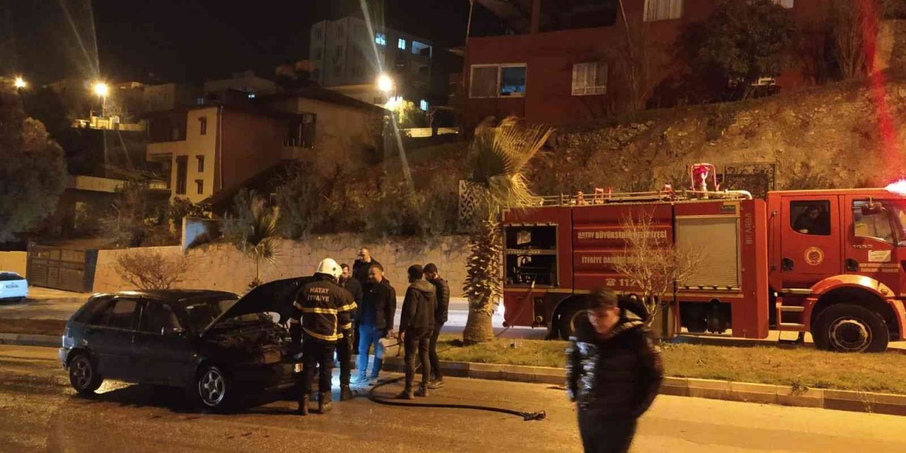 Hatay’da otomobil yangını
