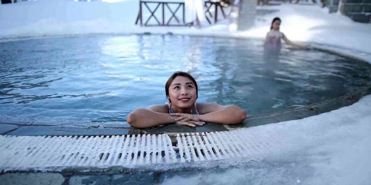 Uludağ’a gelen turistler dondurucu soğukta sıcak havuzun keyfini çıkartıyor