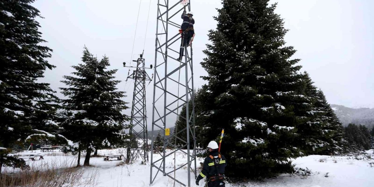 Enerjinin kahramanları Uludağ’da kar mesaisinde
