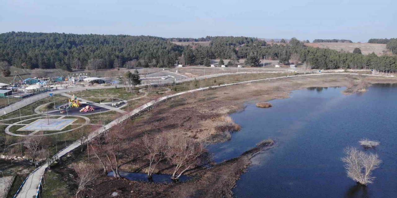 Yaşanan kuraklık Pelitözü Göleti’nde suların çekilmesine neden oldu