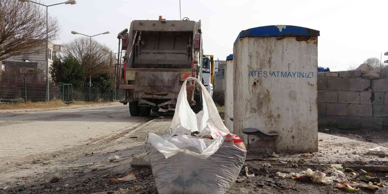 Mazıdağı’nda çöplerin toplanmaması tepkiye neden oldu