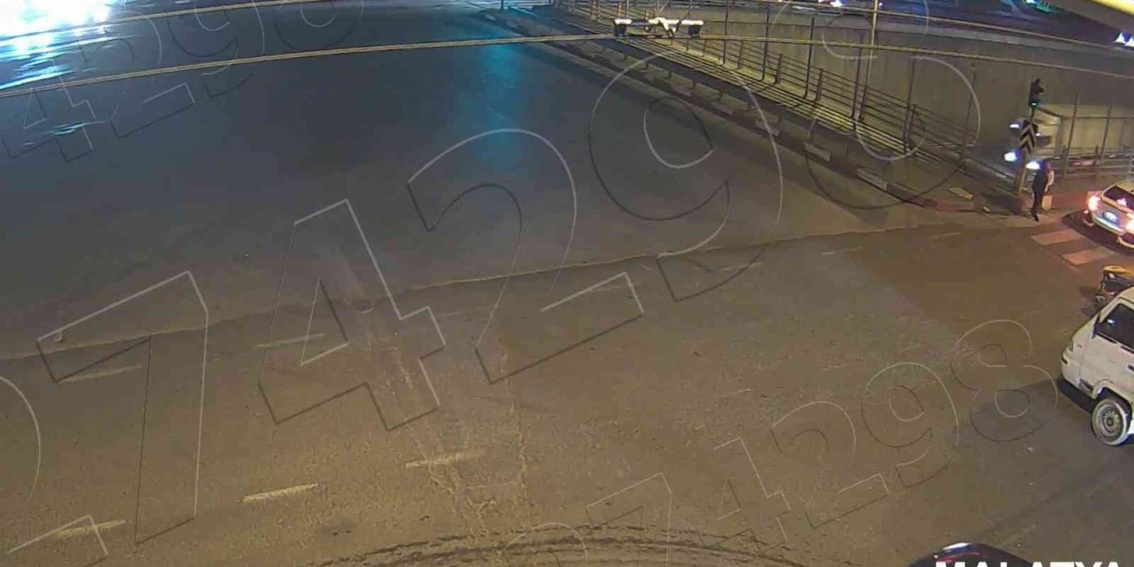 Anne ve bebeğinin saniyelerle ölümden döndüğü kaza kamerada