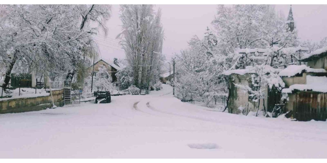 Kaş’ta yüksek kesimlerdeki yollarda karla mücadele çalışması başladı