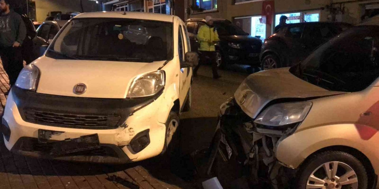 Bilecik’te zincirleme trafik kazası, 4 araç hasar görürken 2 kişi de yaralandı