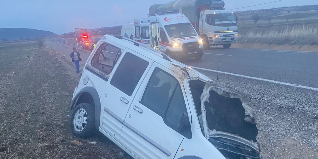 Konya’da hafif ticari araç takla attı! 2 yaralı